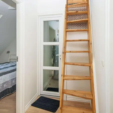 Semesterbostad Sleeps 21 Pool Knebel