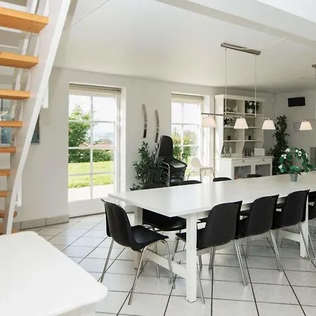 Semesterbostad Sleeps 21 Pool Knebel
