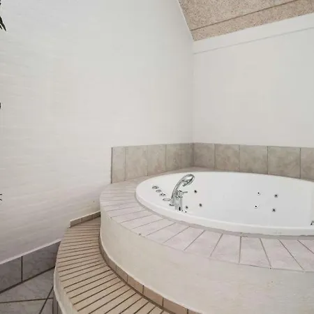 Sleeps 21 Pool