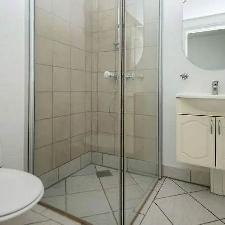 Sleeps 21 Pool Knebel